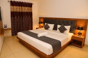 Desk, laptop workspace, free WiFi, bed sheets - Hotel The Elegance (Katra)