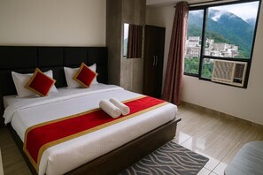 Escritorio, espacio para trabajar con laptop y wifi gratis 