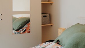 A bedroom with a bed, a wardrobe with a mirror, and storage boxes. - Cosy house in Volvic - Calm, nature & volcanoes (Volvic)