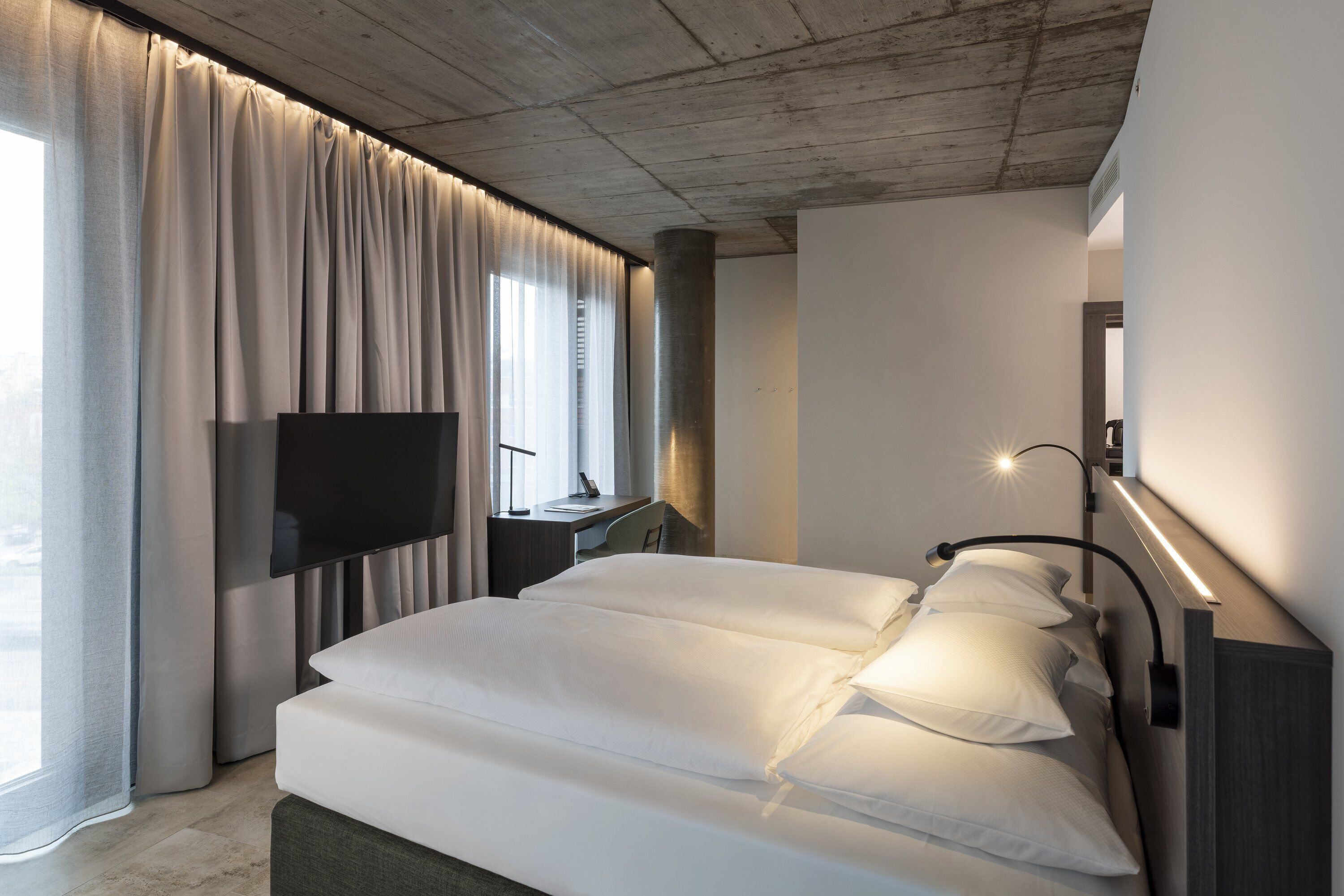 Business kamer, 1 twee- of 2 eenpersoonsbedden, uitzicht op stad | Een kluis op de kamer, een bureau, een laptopwerkplek