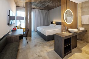 In-room safe, desk, laptop workspace, blackout drapes - ARCOTEL Tabakfabrik Linz (Linz)