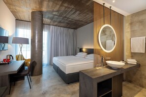 In-room safe, desk, laptop workspace, blackout drapes - ARCOTEL Tabakfabrik Linz (Linz)