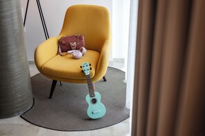 Una cassaforte in camera, una scrivania, postazione laptop