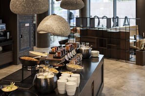 每日供應吃到飽早餐 (每人 EUR19)