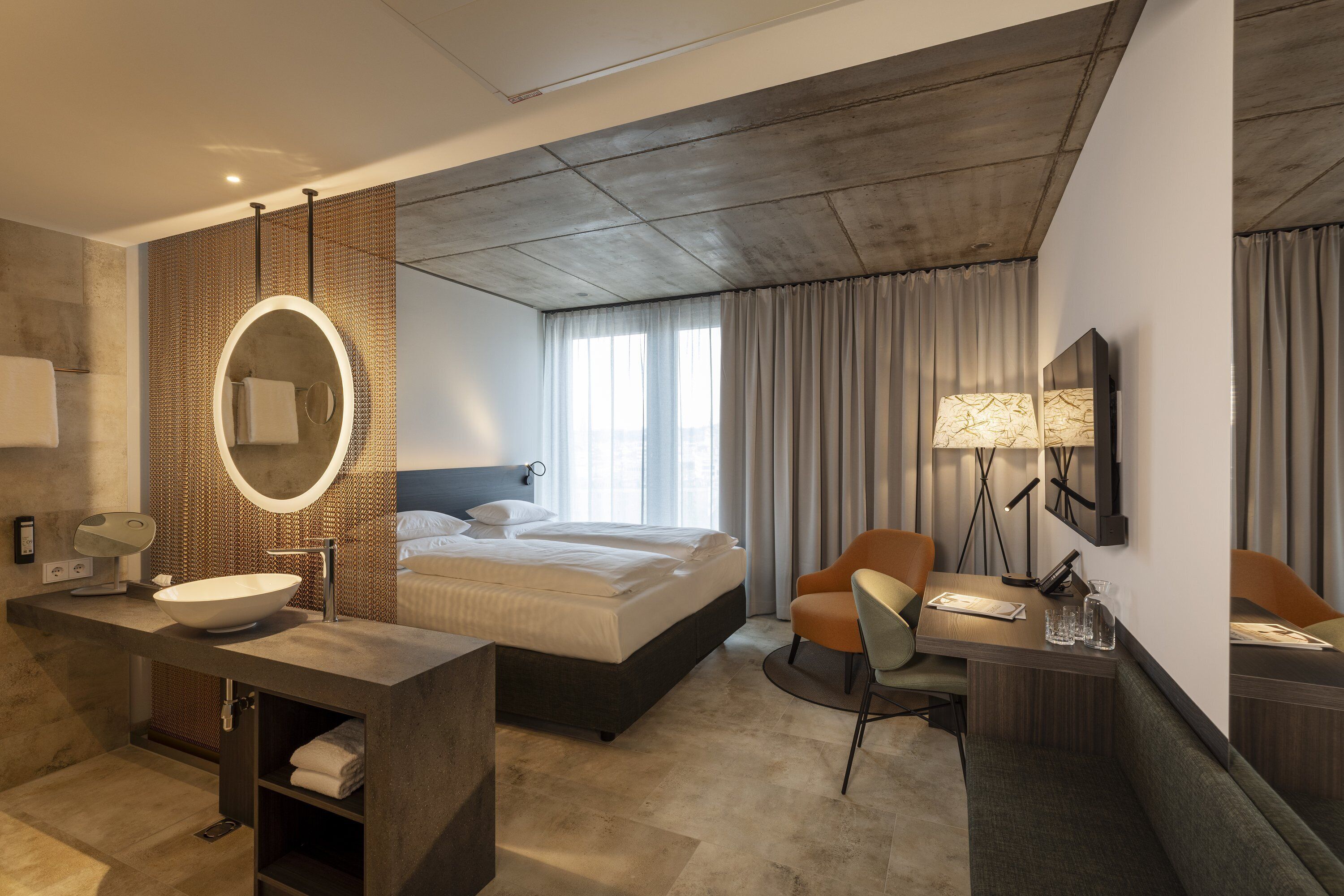 高級雙人或雙床房 | 客房內保險箱、書桌、筆電工作空間、遮光布/窗簾