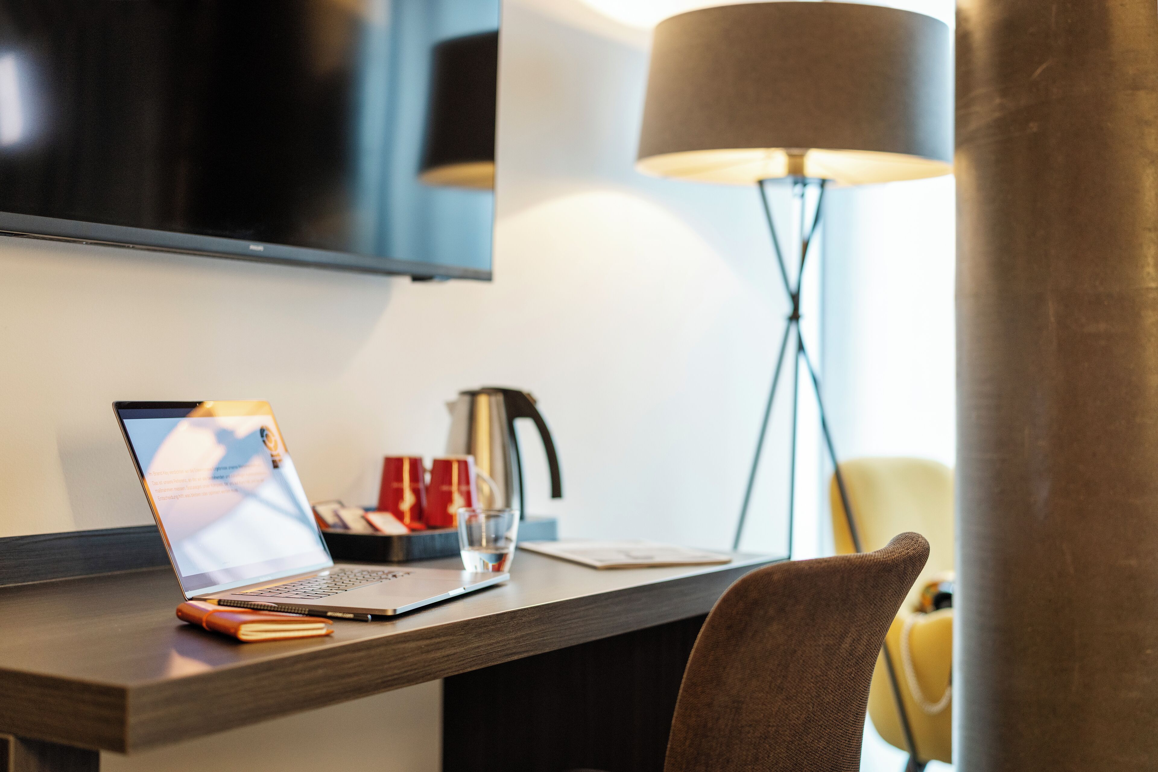 Zimmersafe, Schreibtisch, laptopgeeigneter Arbeitsplatz