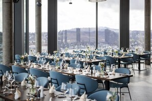 Se sirven cenas y cocina europea moderna 