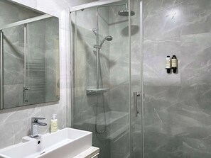 Shower, hair dryer, towels, shampoo - Sao Bento Tramview Residence (Lisboa)