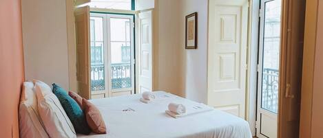 2 chambres, bureau, fer et planche Ă repasser, lit parapluie