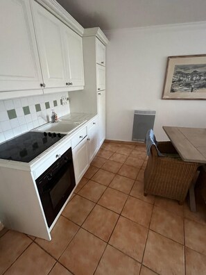 Fridge, oven, stovetop, dishwasher - Family apartment 85m2 in gated community-Terrace-2 Pools-Tennis-Park (Cavalaire-sur-Mer)