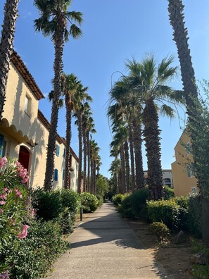 Property grounds - Family apartment 85m2 in gated community-Terrace-2 Pools-Tennis-Park (Cavalaire-sur-Mer)
