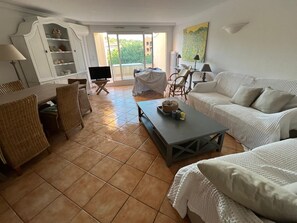 Living area - Family apartment 85m2 in gated community-Terrace-2 Pools-Tennis-Park (Cavalaire-sur-Mer)
