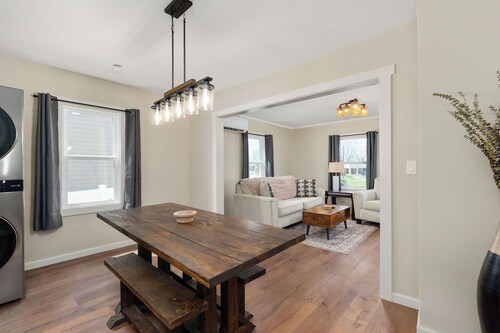 Elegant & Central ~ Queen Beds ~ Private Yard