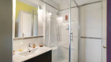 Shower, hair dryer, towels