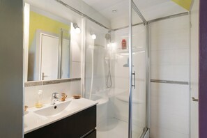 Chuveiro, secador de cabelo, toalhas de banho 