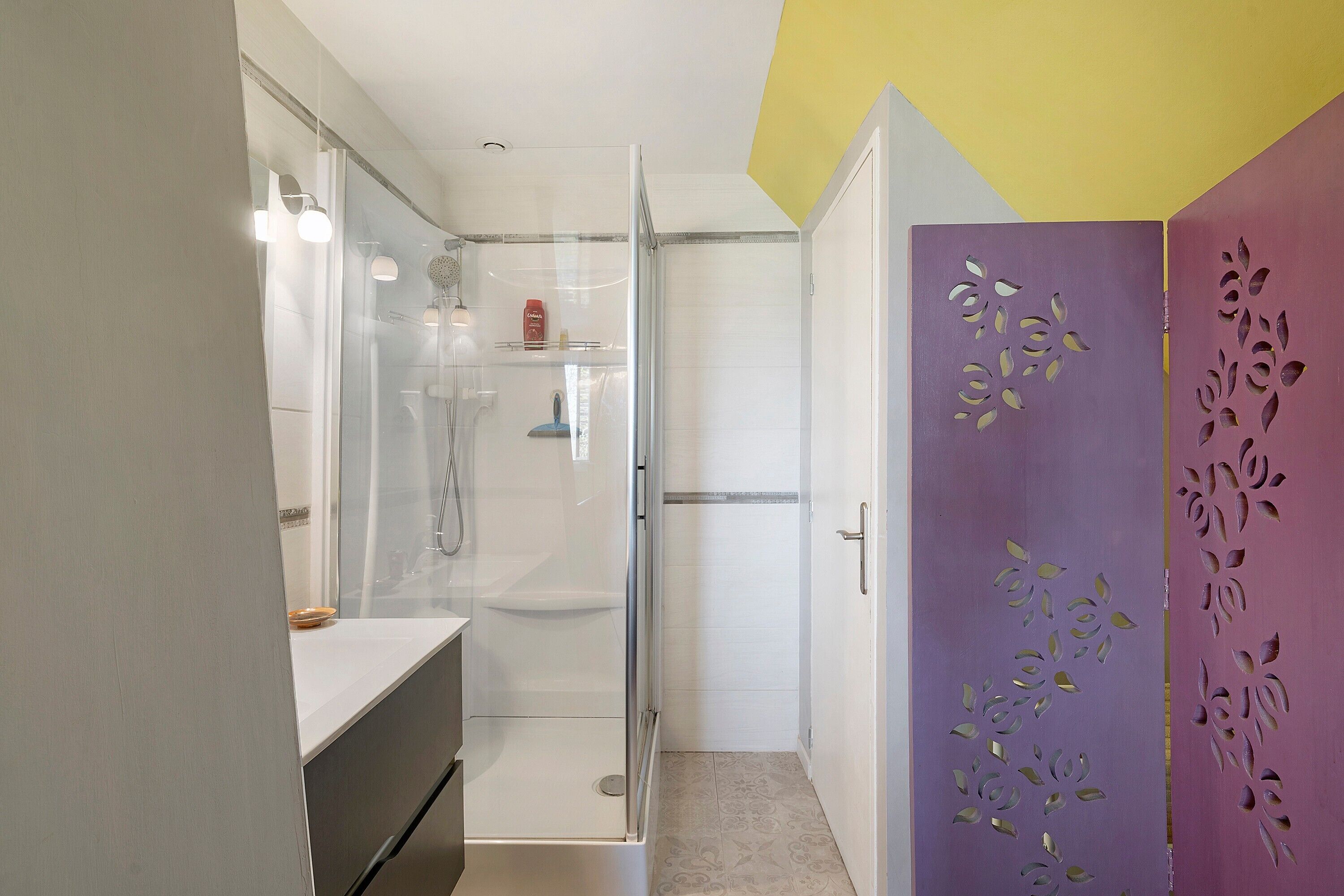 Een douche, een haardroger, handdoeken