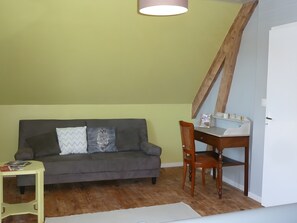 Interior - Family Guest Room L'Orée Du Bois with Pool, Terrace and Wi-Fi (Montpon Ménestérol)