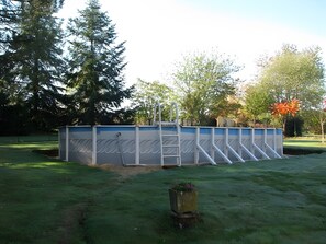 Children’s area - L'Orée du Bois Guest Rooms with Shared Pool, Communal Terrace, and Wi-Fi (Montpon Ménestérol)