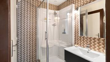 Shower, hair dryer, towels