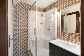 Shower, hair dryer, towels