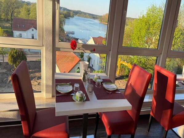 Apartment | Dining - Kaiserhof Feldberg by Belvilla Resorts-family Room (Feldberger Seenlandschaft)