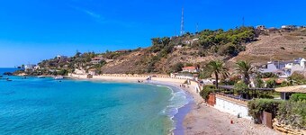 Alida Holiday Home by Biddizzi Rari - near the beach with outdoor veranda