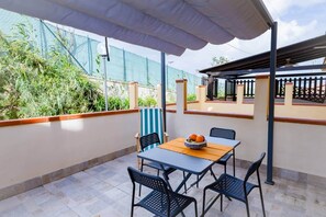 Outdoor dining - Alida Holiday Home by Biddizzi Rari - near the beach with outdoor veranda (Sciacca)