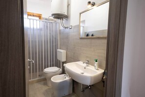 Shower, hair dryer, bidet, towels - Alida Holiday Home by Biddizzi Rari - near the beach with outdoor veranda (Sciacca)