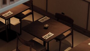 Un comedor con mesas y sillas, algunas con menús y cubiertos.