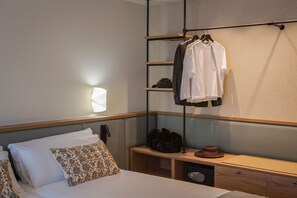 Safe på rommet, skrivebord og skrivebord for bærbar PC