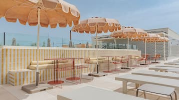 Piscine extérieure en saison