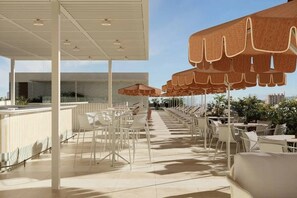 Bar junto a la piscina