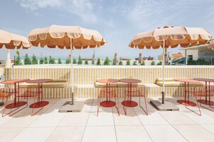 Una piscina al aire libre de temporada
