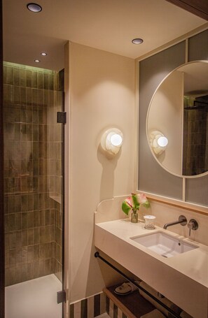 Douche, sèche-cheveux, serviettes fournies, savon
