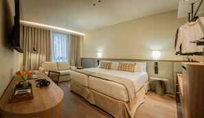 In-room safe, desk, laptop workspace, cots/infant beds - Hotel Intelier Malvarrosa Plaza (Valencia)