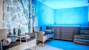 Un rincón acogedor con muebles de mimbre, una pared de piedra y un suelo de baldosas azules.