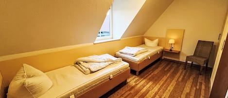 Travel cot, free WiFi