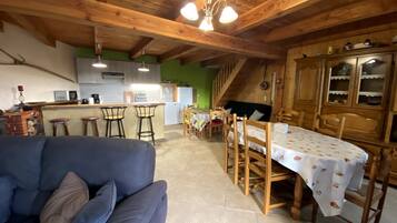 Televisión y chimenea