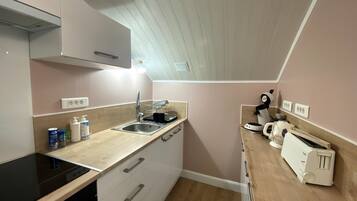 Jääkaappi, mikroaaltouuni, uuni, liesi