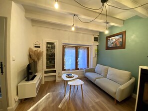 TV - Ty Auzon – Family House in the Heart of Medieval Village (Auzon)