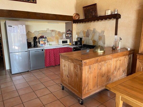 Refrigerador, microondas, horno, placa de cocina