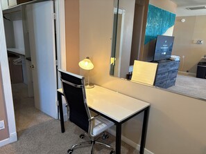 Interior - EMERALD loft studio with kitchen SWIMMING pool walk 2 all DWNTWN PHX attractions (Phoenix)