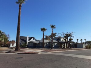 Exterior - EMERALD loft studio with kitchen SWIMMING pool walk 2 all DWNTWN PHX attractions (Phoenix)