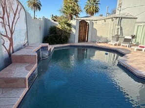 Outdoor pool - EMERALD loft studio with kitchen SWIMMING pool walk 2 all DWNTWN PHX attractions (Phoenix)