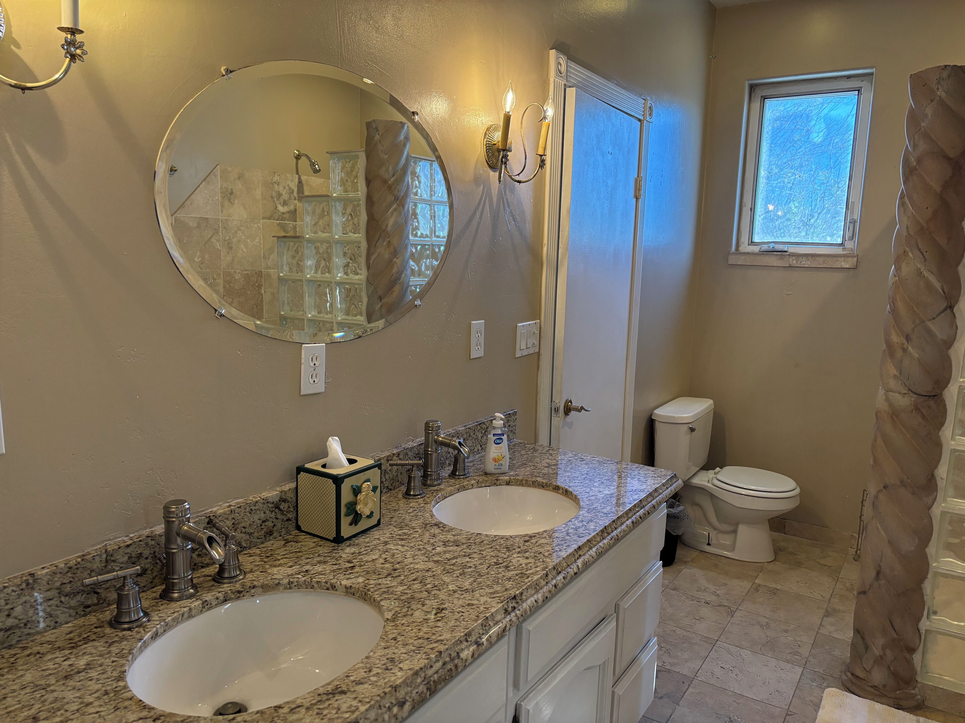 Sèche-cheveux, serviettes fournies, savon, papier toilette