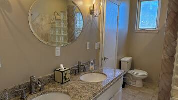 Sèche-cheveux, serviettes fournies, savon, papier toilette