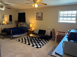 1 bedroom, desk, iron/ironing board, free WiFi - EMERALD loft studio with kitchen SWIMMING pool walk 2 all DWNTWN PHX attractions (Phoenix)