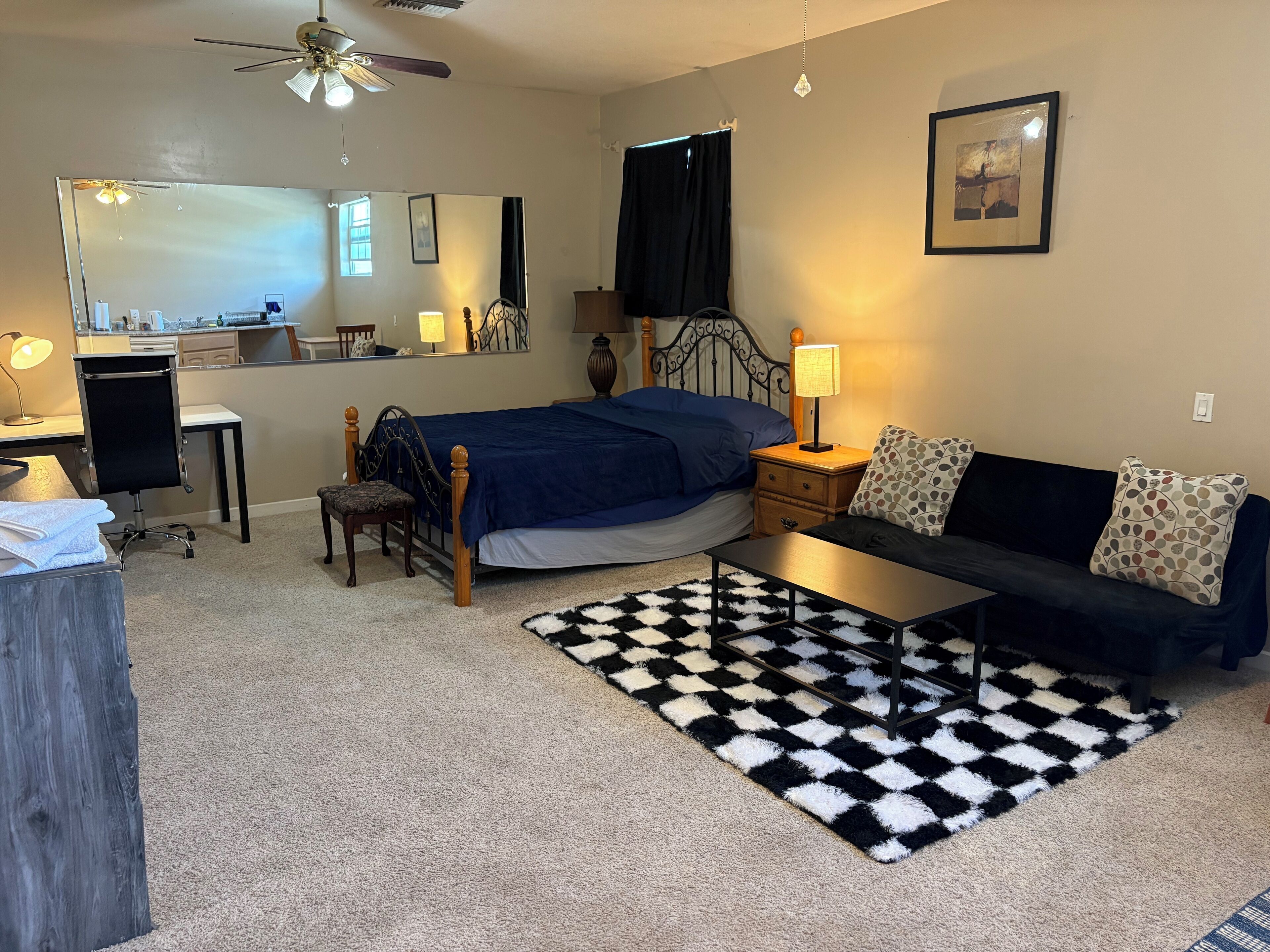 1 室のベッドルーム、デスク、アイロン / アイロン台、WiFi (無料)