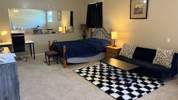 1 室のベッドルーム、デスク、アイロン / アイロン台、WiFi (無料)