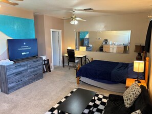 1 bedroom, desk, iron/ironing board, free WiFi - EMERALD loft studio with kitchen SWIMMING pool walk 2 all DWNTWN PHX attractions (Phoenix)